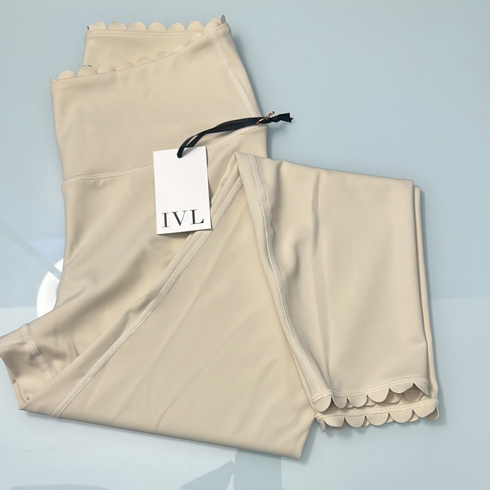 NWT IVL Scallop Legging